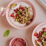Granola z kremem z rabarbaru