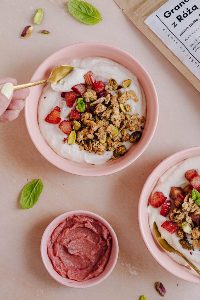 Granola z kremem z rabarbaru